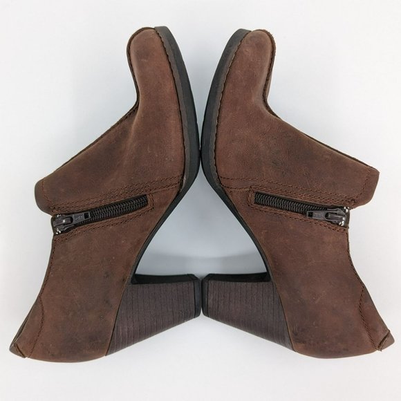 Clarks Carlisle Booties 7 Cafe Brown Oily Leather Side Zip Buckle Accent Heeled - Picture 8 of 13